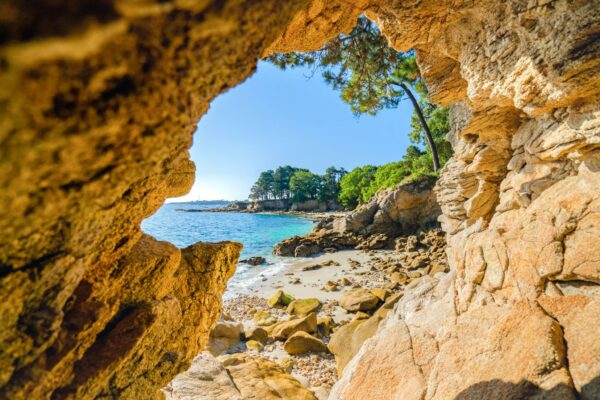 Ein Bad im Meer in La Roche Percée