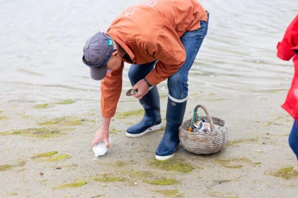 Vissen in de rivier bij Pont l'Abbé